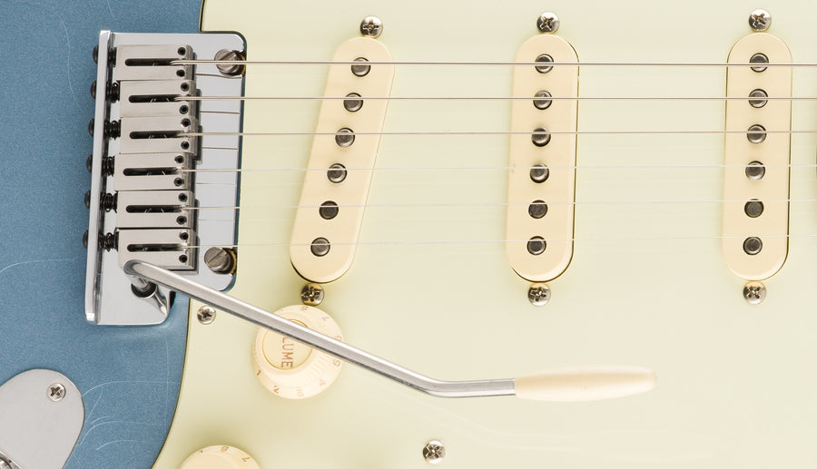 AMERICAN ULTRA SYNCHRONIZED TREMOLO, STAINLESS STEEL SADDLES, COLD ROLLED STEEL BLOCK, POP-IN ARM