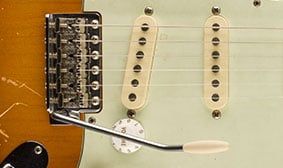 VINTAGE-STYLE SYNCHRONIZED TREMOLO WITH BENT STEEL SADDLES